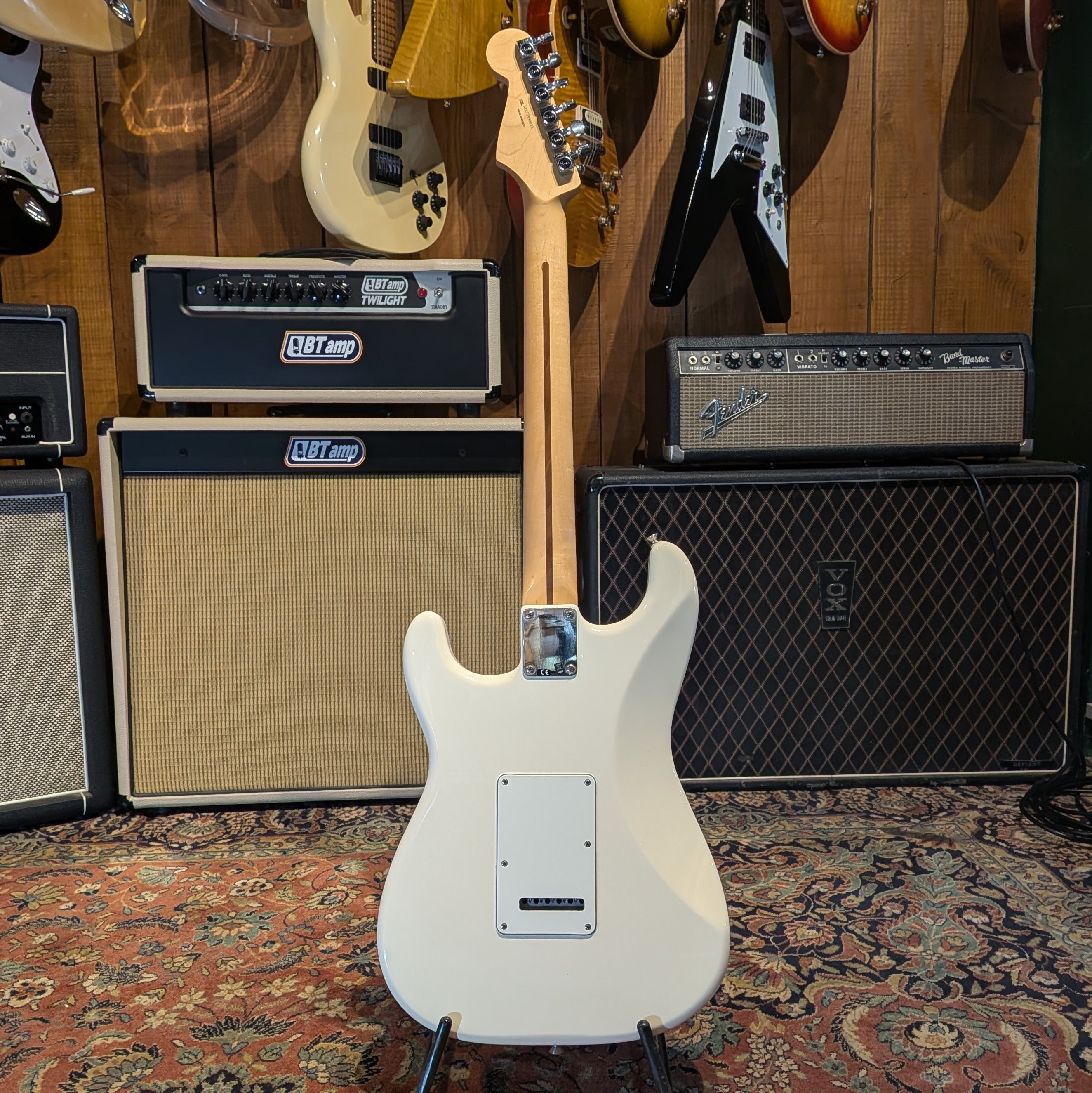 Fender Standard Stratocaster with Maple Fretboard 2017 - Arctic White