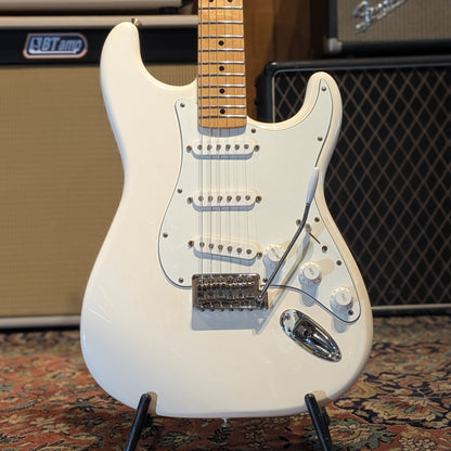 Fender Standard Stratocaster with Maple Fretboard 2017 - Arctic White