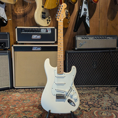 Fender Standard Stratocaster with Maple Fretboard 2017 - Arctic White
