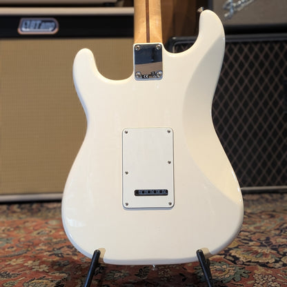 Fender Standard Stratocaster with Maple Fretboard 2017 - Arctic White