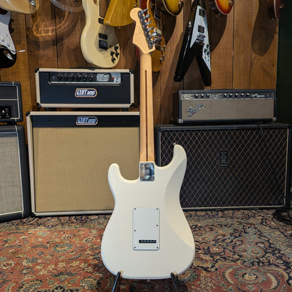 Fender Standard Stratocaster with Maple Fretboard 2017 - Arctic White