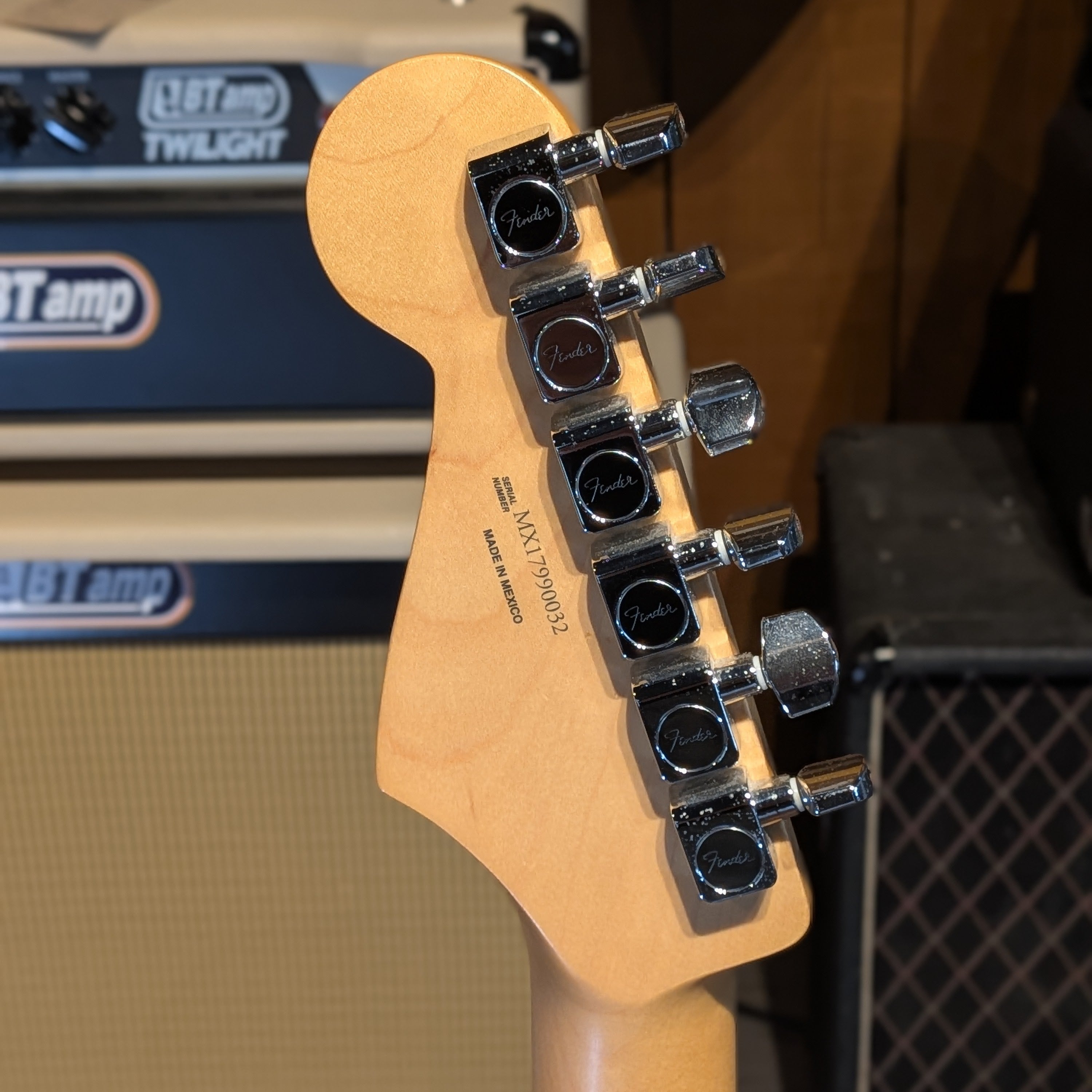 Fender Standard Stratocaster with Maple Fretboard 2017 - Arctic White