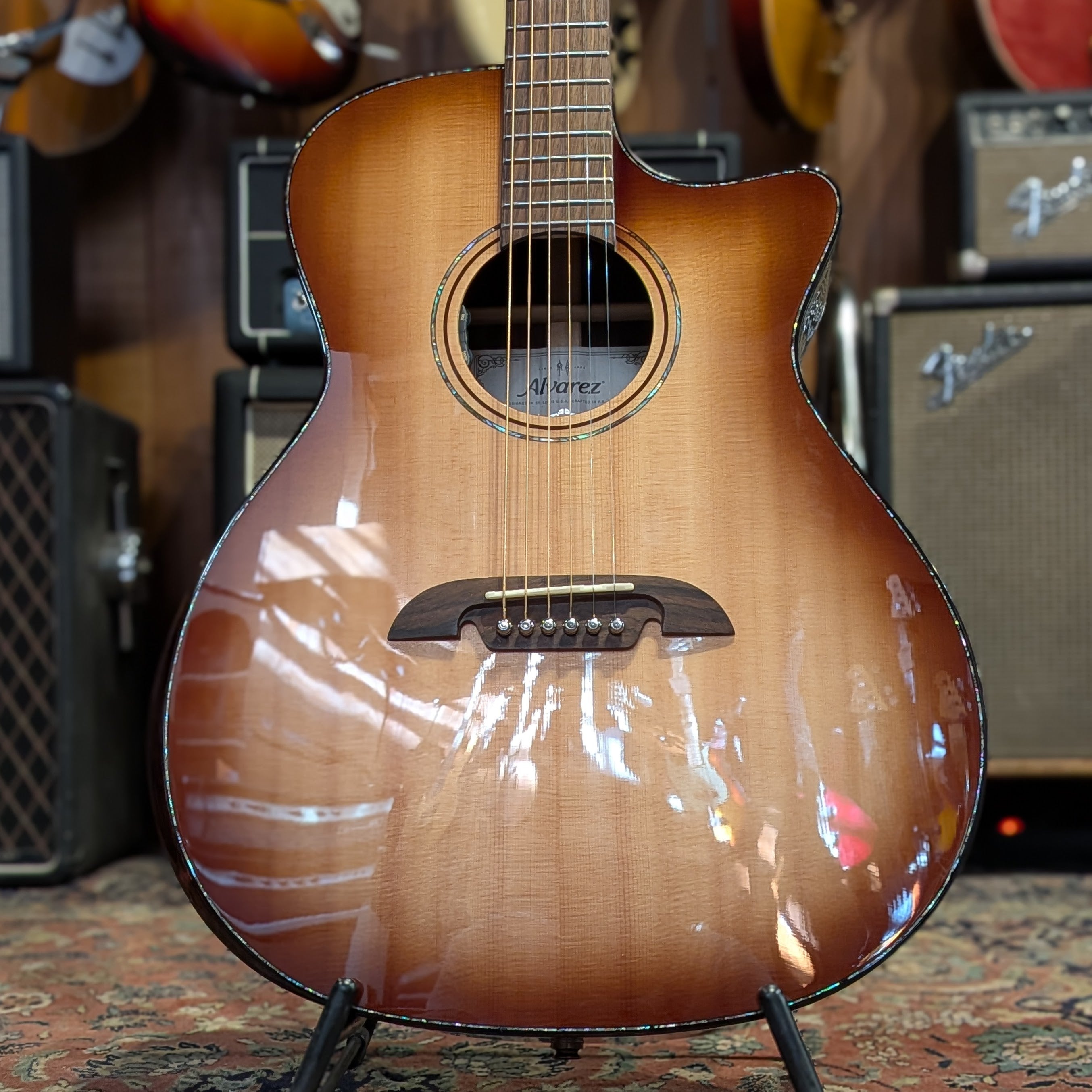 Alvarez Masterworks MG70ce Custom Grand Auditorium