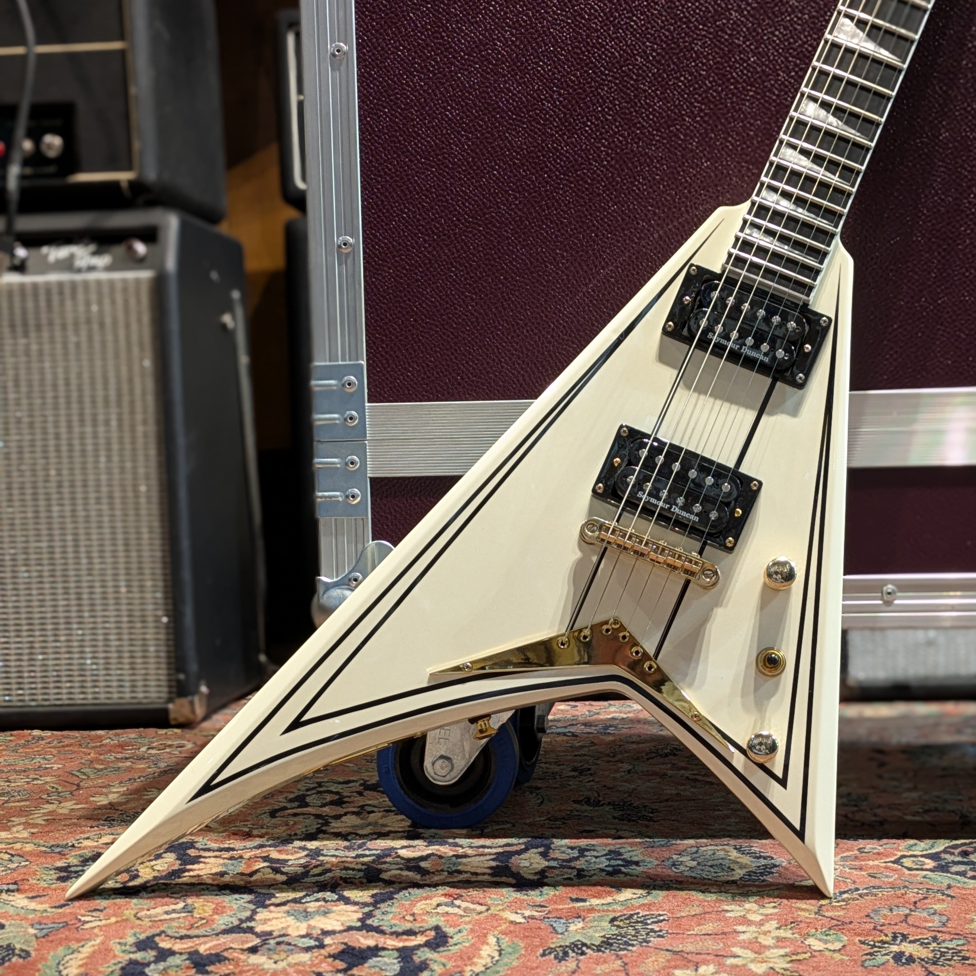 Jackson Pro Series RRT-3 Rhoads 2024 - Ivory with Black Pinstripes