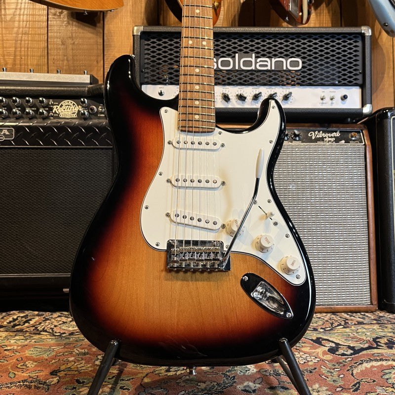 Fender Player Stratocaster with Pau Ferro Fretboard 2021 -3-Color Sunburst